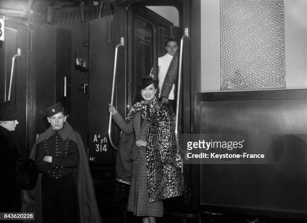 Actrice française Lili Damita photographiée au départ du train transatlantique pour Hollywood à la Gare Saint-Lazare à Paris, France le 14 novembre...