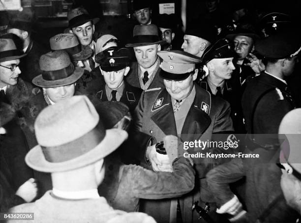 Le général Goering, président du Conseil de Prusse et ministre de l'Aviation du Reich quête dans les rues de Berlin, Allemagne en décembre 1934.