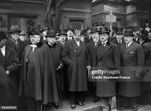 Pierre Laval, Alexandre Millerand et des personnalités officielles aux funérailles au cimetière du Père Lachaise à Paris, France en novembre 1934.