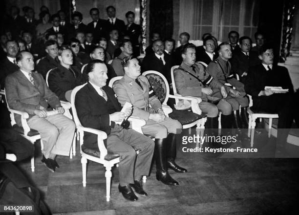 Jules Romains et Baldur von Schirach, chef des Jeunesses nazistes, photographiés dans la salle de conférence à l'Université de Berlin, Allemagne le...