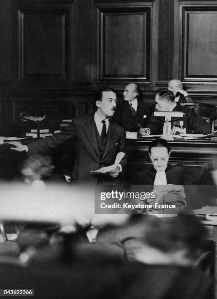 Inspecteur Bonny faisant sa déposition devant les Assises de la Seine, à Paris, France en novembre 1934.