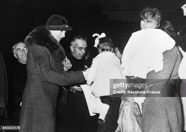 La reine d'Italie distribuant des cadeaux aux familles pauvres, à Rome, Italie le 26 décembre 1934.