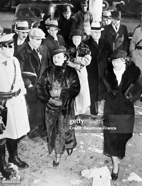 La femme de Bruno Richard Hauptmann, assassin présumé du bébé Lindbergh, arrive au tribunal pour le procès de son époux le 23 janvier 1935 à...