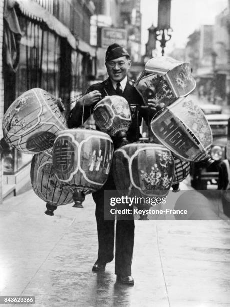 Chang Lee, Un Chinois de l'American Legion, transporte des lanternes chinoises à l'occasion du Nouvel An chinois le 16 février 1935 en Californie,...