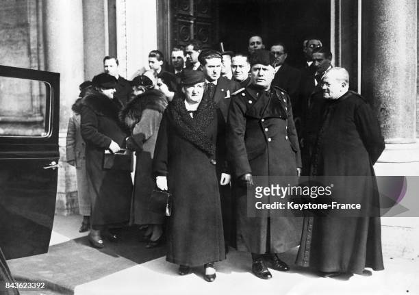 Le Duce Mussolini quitte l'église du Sacré-Coeur après y avoir assisté au mariage de sa nièce Marie-Thérèse avec Clemente Bacchrerini le 18 février...