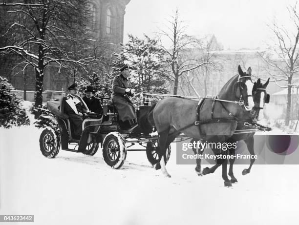 Le Général Goëringconduit l'hippomobile de chasse qu'il a reçue pour son anniversaire dans la neige en compagnie de l'homme qui lui a offerte le 14...