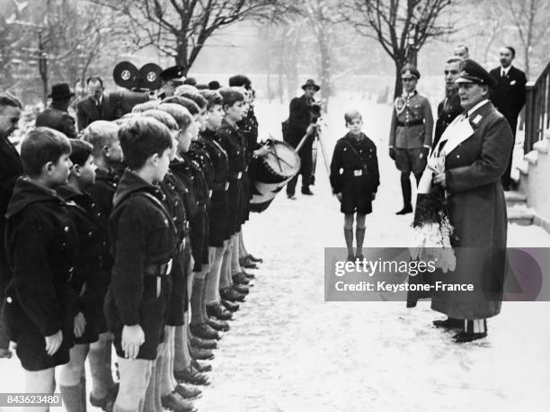 Les Jeunesses Hitlériennes souhaitent un joyeux anniversaire à Hermann Goëring le 13 janvier 1935 en Allemagne.