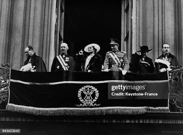 Le roi Léopold III et la reine Astrid acclamés par la foule, à Anvers, Belgique, le 13 mai 1935.