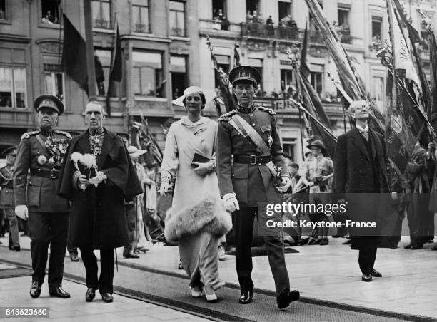 Le roi Léopold III et la reine Astrid se rendant au monument aux morts, à Anvers, Belgique, le 13 mai 1935.