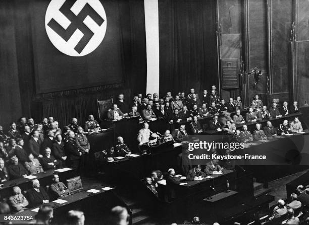 Adolf Hitler prononçant un long discours en réponse aux accusations formulées à l'encontre de l'Allemagne dans les rencontres diplomatiques de Stresa...