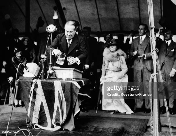 Stanley Baldwin se servant un verre d'eau lors de son premier discours depuis sa nomination au poste de Premier ministre, au Royaume-Uni en 1935.