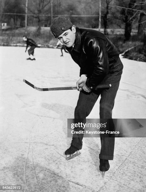 Le champion du monde de boxe James Braddock faisant une partie de hockey sur glace, aux Etats-Unis en 1935.