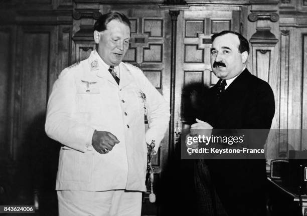 Le général Göring en conversation avec le ministre des Affaires étrangères de Yougoslavie, Monsieur Jevtitch, à Belgrade, Yougoslavie le 9 juin 1935.