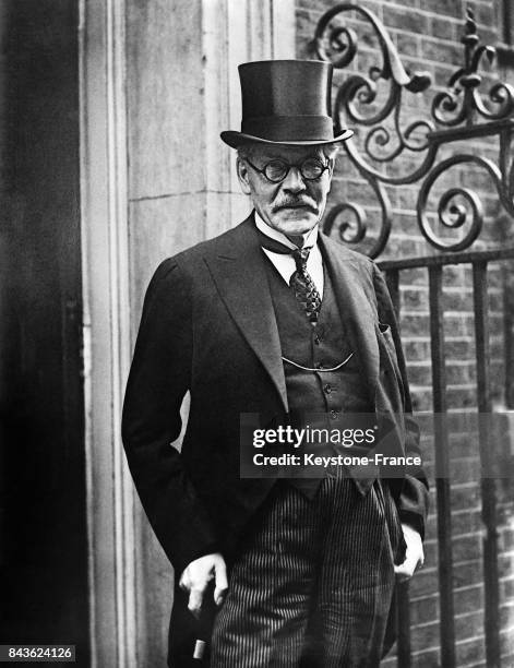 Le Premier ministre Ramsay MacDonald devant le 10 Downing Street à Londres, Royaume-Uni en 1935.