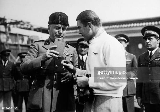 Le DUce remettant lui-même à son fils Bruno le brevet de pilote aviateur, en Italie le 30 mai 1935.