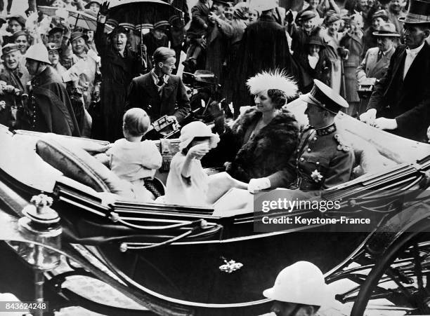 La famille royale belge en calèche, à Bruxelles, Belgique en 1935.