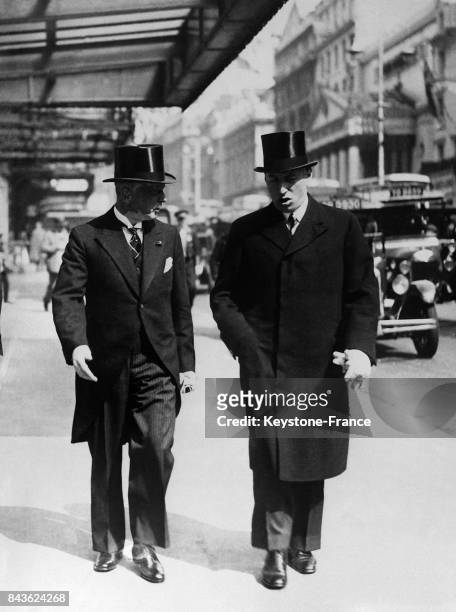 Amiral Schuster et von Ribbentrop, délégué de l'Allemagne dans les rues de Londres, Royaume-Uni le 3 juin 1935.