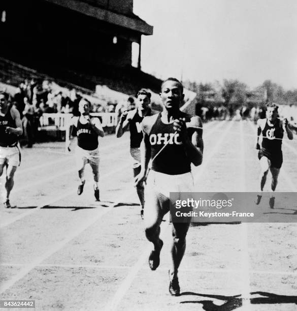 Course de Jesse Owens, le phénomène athlète, aux Etats-Unis en 1935.