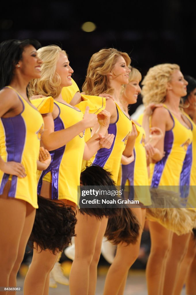 Cleveland Cavaliers v Los Angeles Lakers