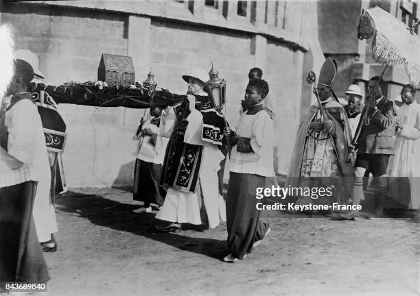 Le cardinal Verdier suit la procession des reliques autour de la nouvelle cathédrale qu'il est venu inauguré, à Dakar, Sénégal en 1936.