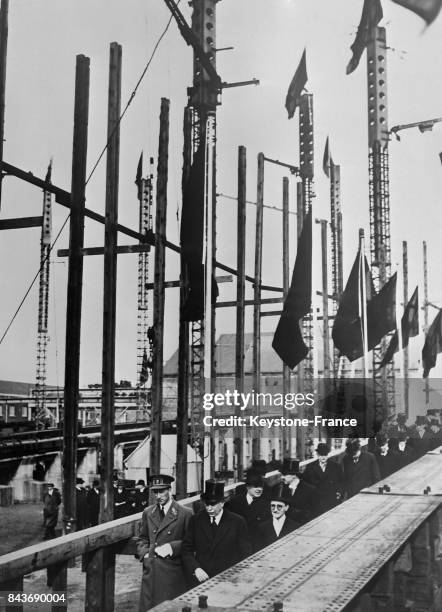 Léopold III visitant les chantiers de constructions navales Cokeril, à Anvers, Belgique, le 1er avril 1936.