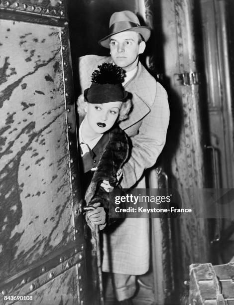 Jackie Coogan et Betty Grable arrivant en ville pour jouer dans un music-hall, à New York city, le 3 avril 1936.