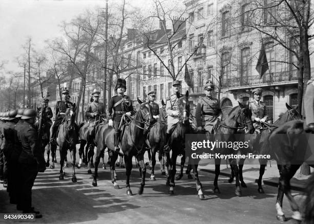 Léopold III de Belgique passant en revue les troupes belges à l'occasion de l'anniversaire du Roi Albert 1er, à Bruxelles, Belgique, le 8 avril 1936.