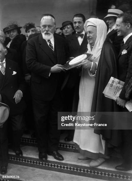 Claude Farrère recevant un médaillon des mains de Si Kaddour Benghabrit à l'occasion de sa nomination à l'Académie Française, à la Grande Mosquée, à...