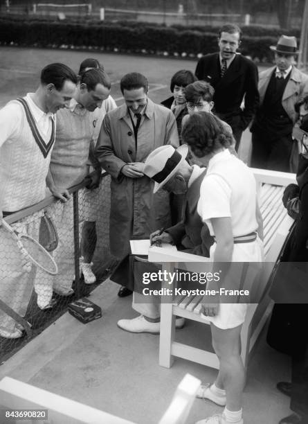 Le roi Gustave V venu jouer au tennis au stade de Roland Garros à l'occasion d'une visite officielle, au second plan, son petit-fils, le prince...