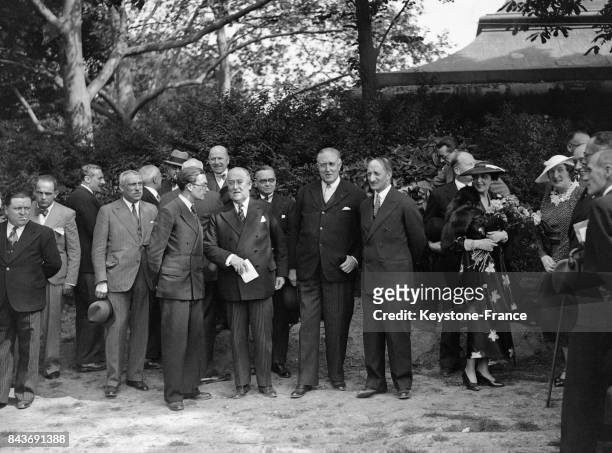 La délégation belge composée du Baron Vaxelaire, haut-commissaire et homme d'affaires belge, de l'ambassadeur de Belgique André de Kerchove de...