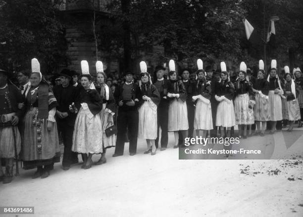 Des Bretons costume traditionnel et des Bretonnes portant la coiffe régionale défilent lors d'une fête traditionnelle à laquelle doit assister le...