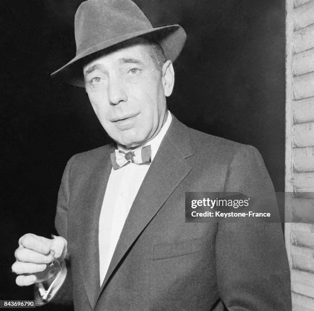 Acteur américain Humphrey Bogart photographié sur le balcon de son hôtel à Paris, France en 1954.