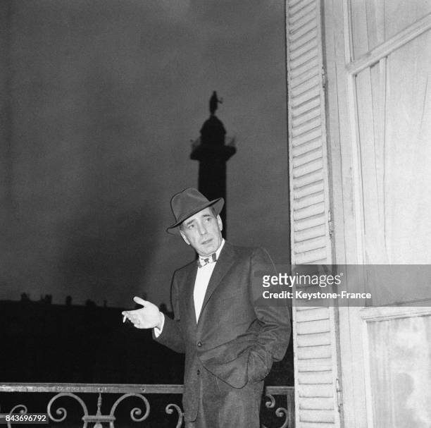 Acteur américain Humphrey Bogart photographié sur le balcon de son hôtel à Paris, France en 1954.