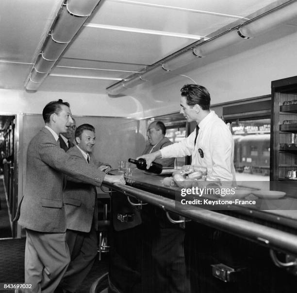 Mise en service d'une voiture-bar à air conditionné sur le train Mistral sur la ligne Paris-Nice, en France, le 20 août 1954.