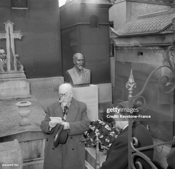 Inauguration du buste de Georges Méliès au cimetière du Père Lachaise en présence du ministre du Commerce et de l'Industrie Monsieur Henri Ulver , à...