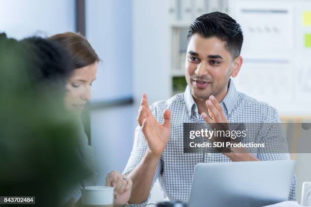 vertrouwen indiase zakenman gebaren tijdens een gesprek tijdens vergadering - presentation to customers stockfoto's en -beelden