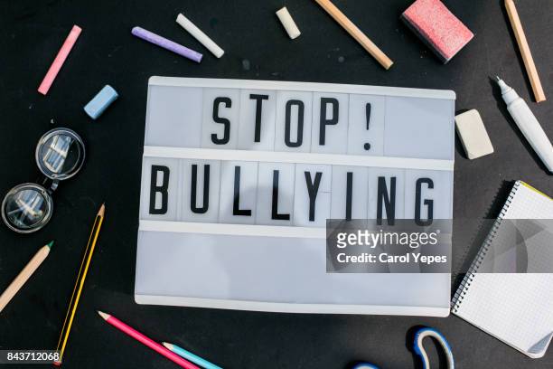 stop bullying - bullying fotografías e imágenes de stock
