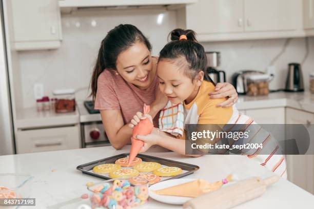 mère et fille à la maison - biscuit au sucre photos et images de collection