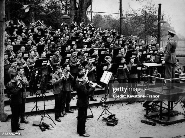 Orchestre de 150 musiciens soldats en répétition à l'école militaire royale de musique au Kneller Hall à Twickenham, Royaume-Uni .