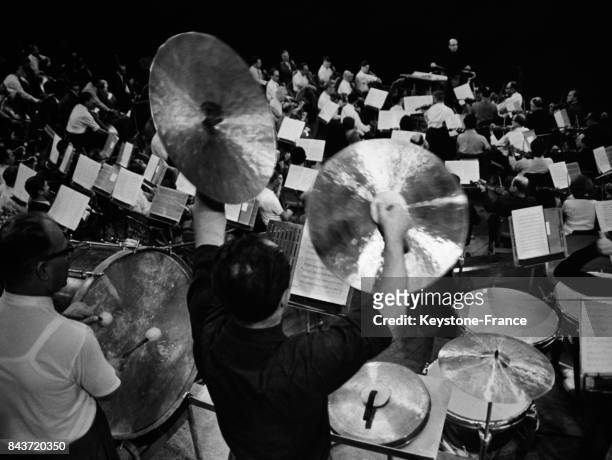 Le joueur de cymbales Ilya Sneider pendant une répétition avec l'orchestre de la radio de Moscou sous la direction de Gennadi Roshdestenski à...