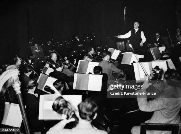 Orchestre philharmonique de Londres, en tournée en Allemagne, donnant un concert sous la direction de Sir Thomas Beecham, simultanément retransmis à...