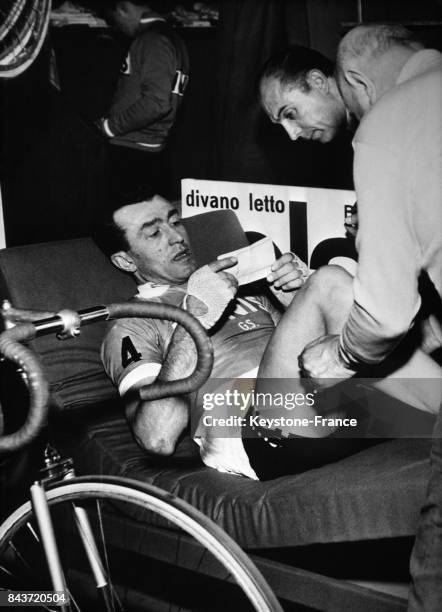 Le cycliste Louison Bobet se reposant après une séance d'entraînement lors de la course cycliste Les Six jours d'Italie au Palais des Sports de...