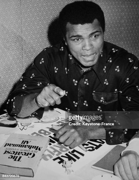Le boxeur américain Mohamed Ali présentant son autobiographie 'The greatest - My own story' à la foire du livre à Francfort, Allemagne.