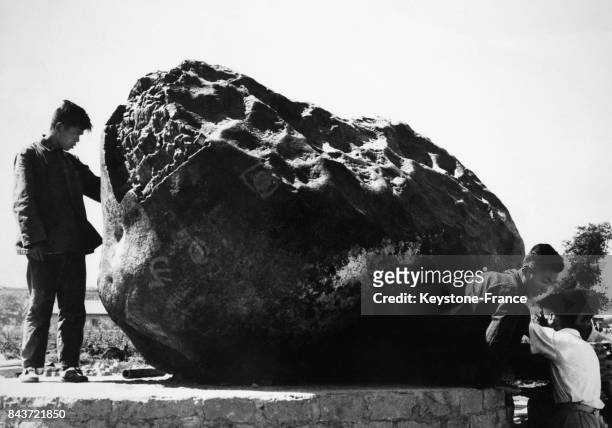 Vue de la troisième plus grande météorite tombée près du désert de Gobi, en Chine le 3 août 1966.
