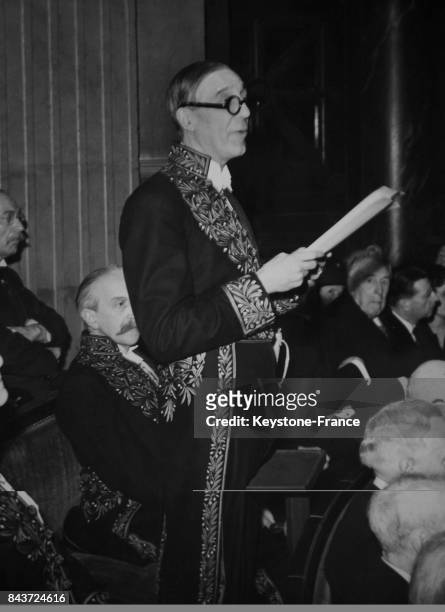 Maître Maurice Garçon prononçant son discours de nouveau membre de l'académie française à Paris, France, le 17 janvier 1947.