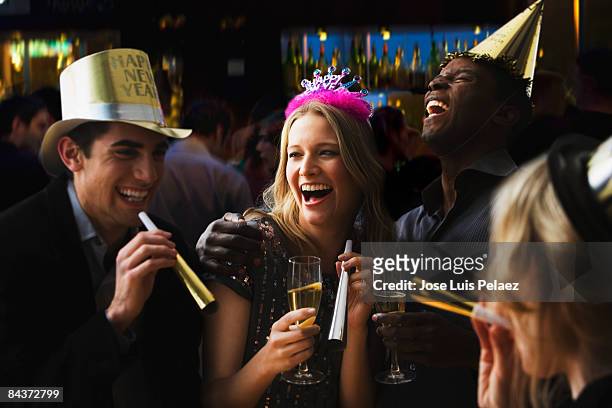 group of friends celebrating new year  - oudjaarsavond stockfoto's en -beelden