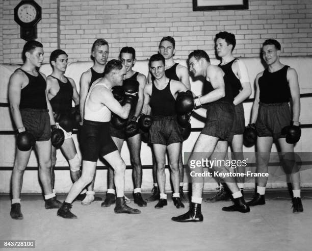 Les étudiants de l'équipe de boxe de l'université de Pennsylvanie s'entraîner avec leur entraîneur et leur capitaine Barnard Rothschild en prévision...
