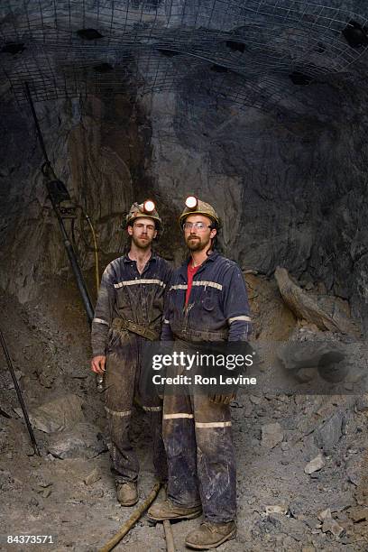 zinc miners in cavern, portrait - mijnwerker stockfoto's en -beelden