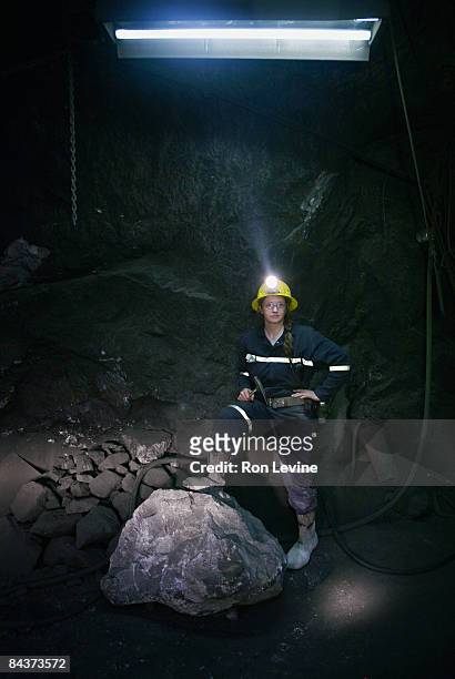 female engineer below ground in a zinc mine - hoofdlamp stockfoto's en -beelden