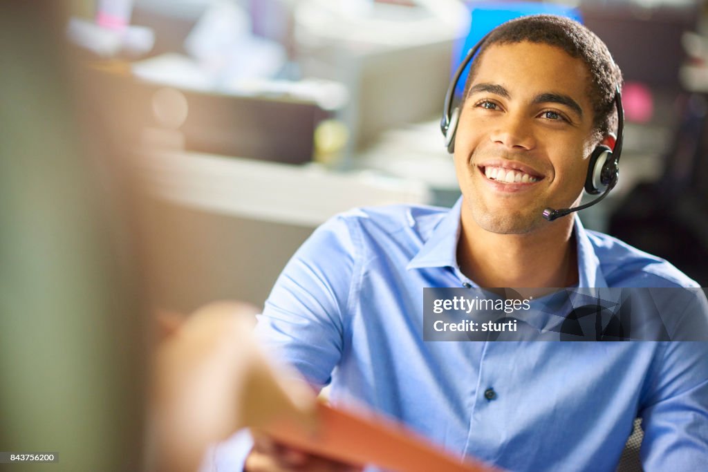 Männliche Büro Angestellte an der Rezeption